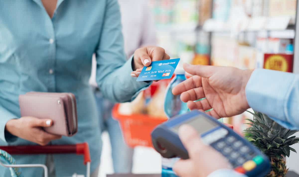 lady_paying_with_credit_card