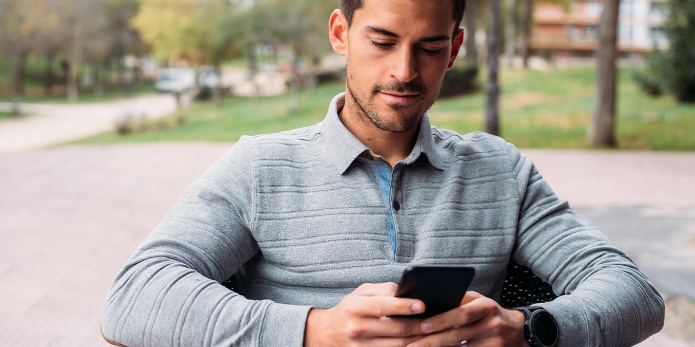 man paying on phone with text link